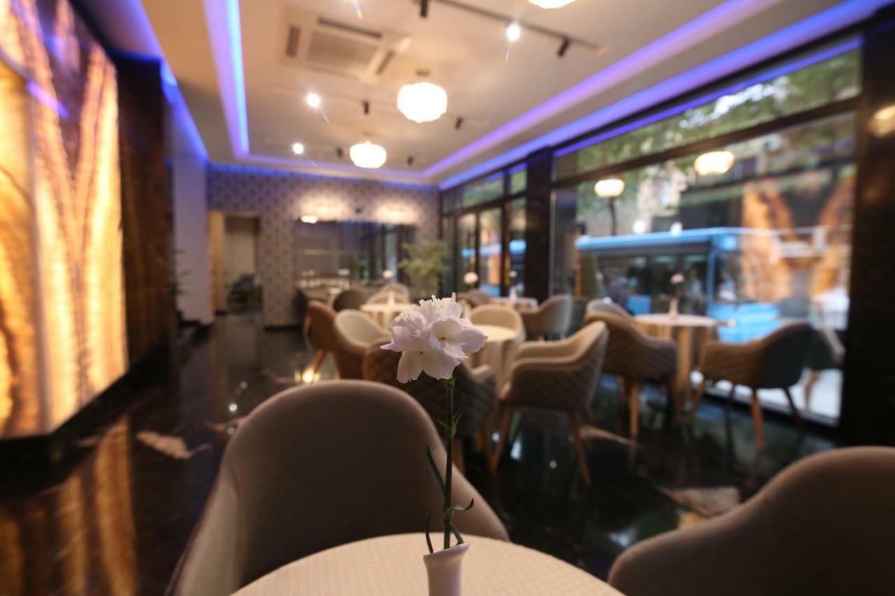 Emerald Boutique Hotel Тирана Екстер'єр фото