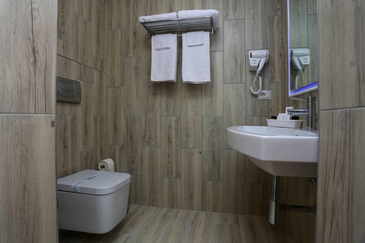 Emerald Boutique Hotel Тирана Екстер'єр фото