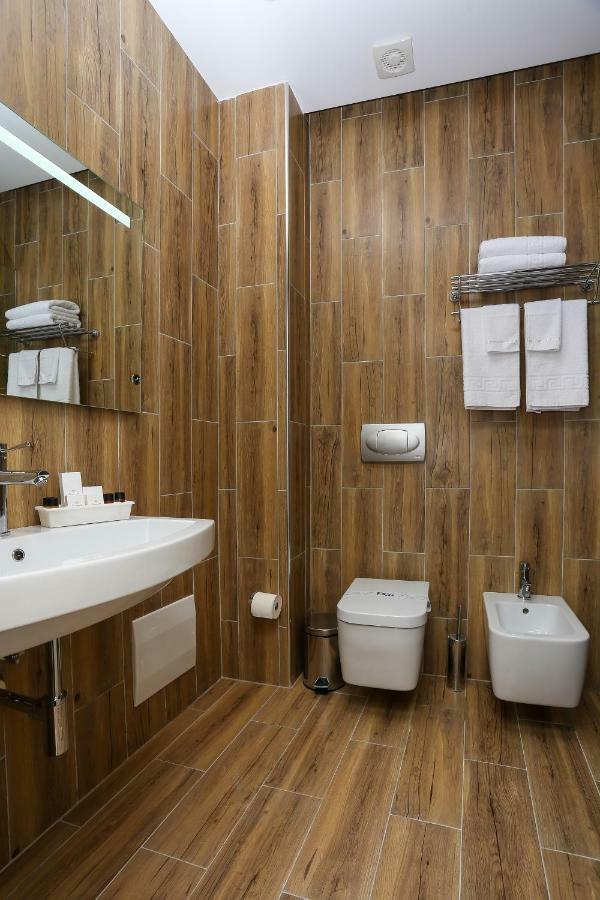 Emerald Boutique Hotel Тирана Екстер'єр фото