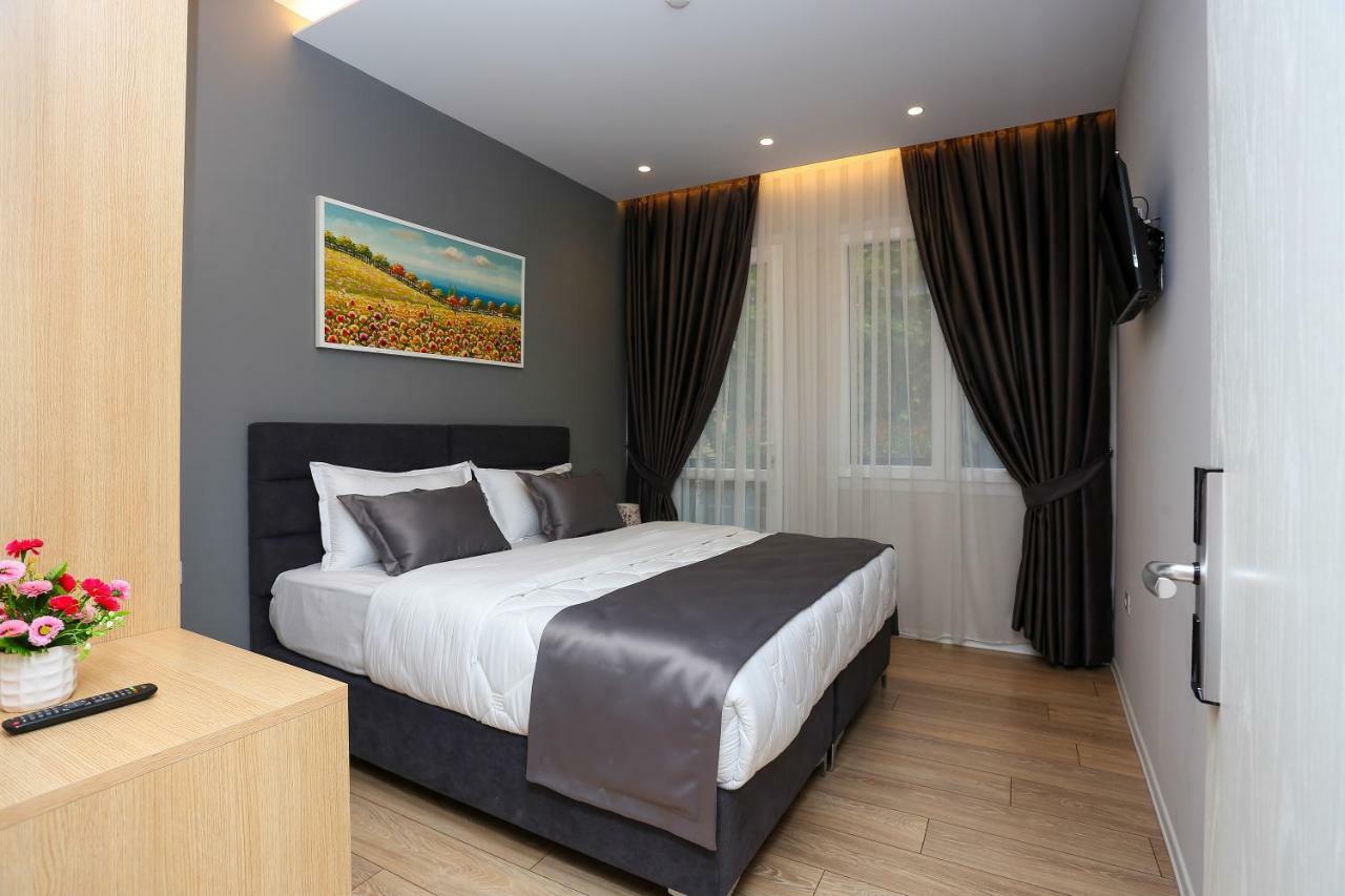 Emerald Boutique Hotel Тирана Екстер'єр фото