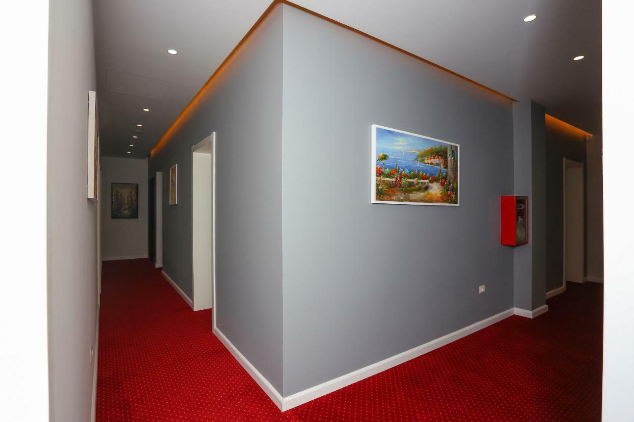 Emerald Boutique Hotel Тирана Екстер'єр фото
