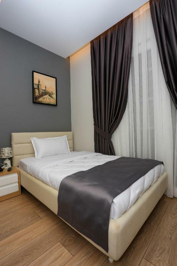 Emerald Boutique Hotel Тирана Екстер'єр фото