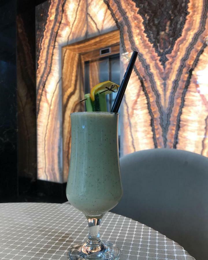 Emerald Boutique Hotel Тирана Екстер'єр фото